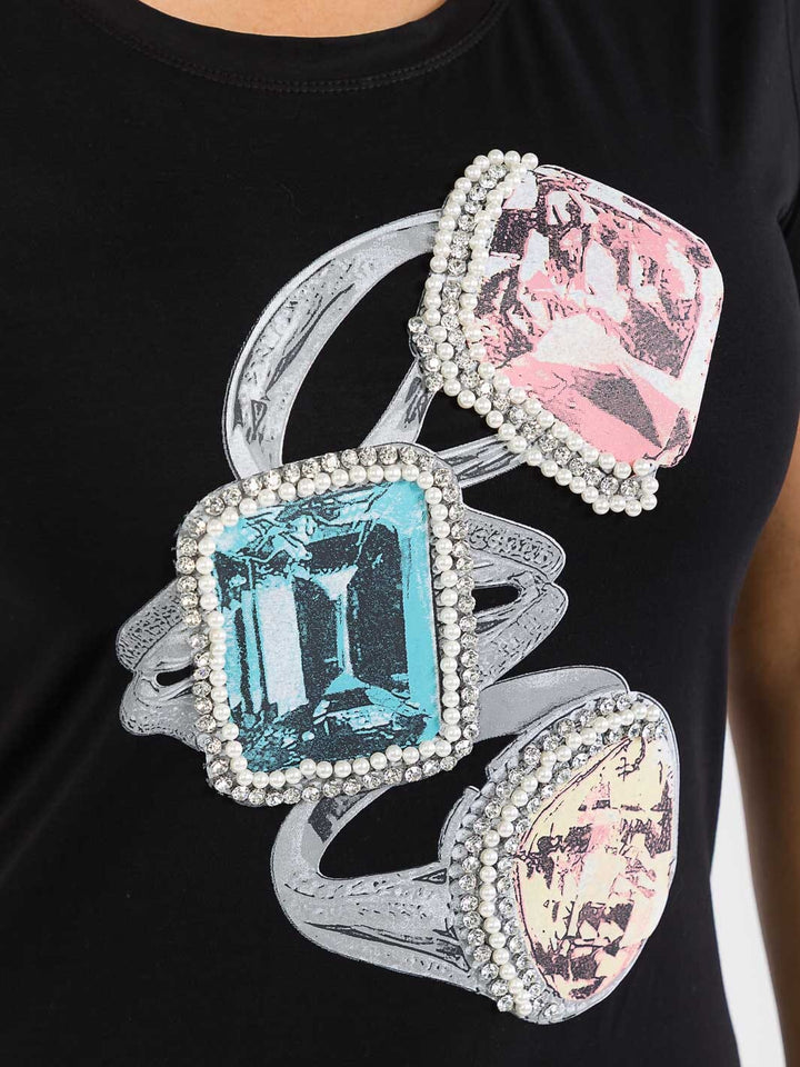 PLUS SIZE SHORT SLEEVE GRAPHIC PEARL DETAILED TOP