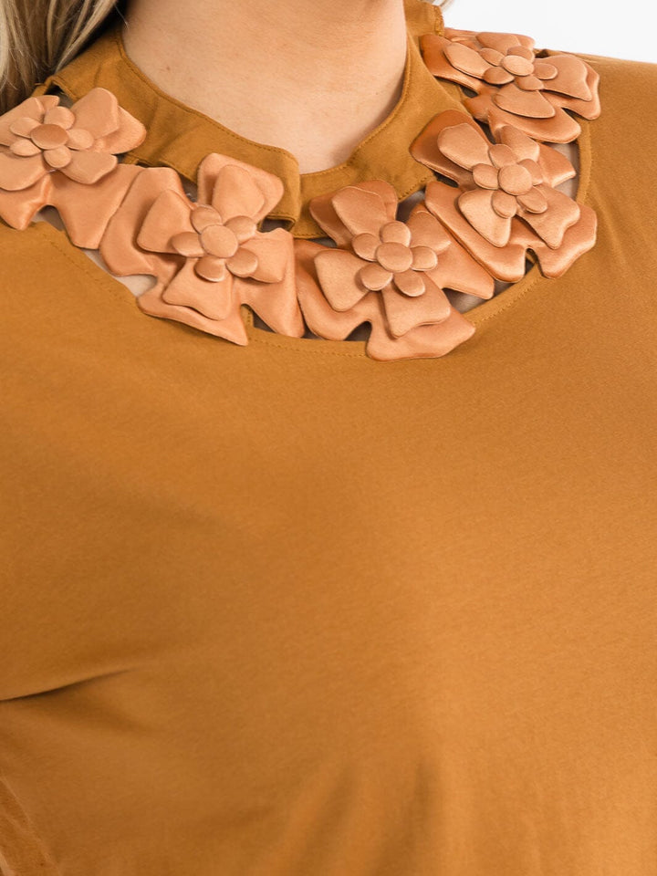 PLUS SIZE SHORT SLEEVE FLOWER NECK DETAILED BLOUSE