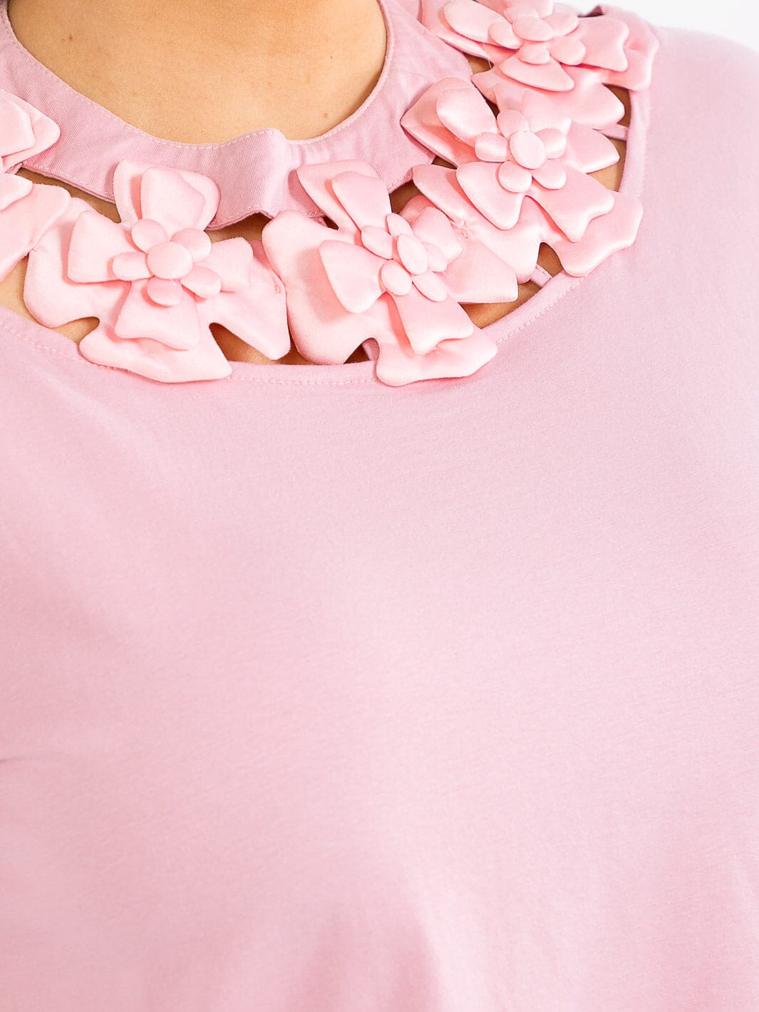 PLUS SIZE SHORT SLEEVE FLOWER NECK DETAILED BLOUSE