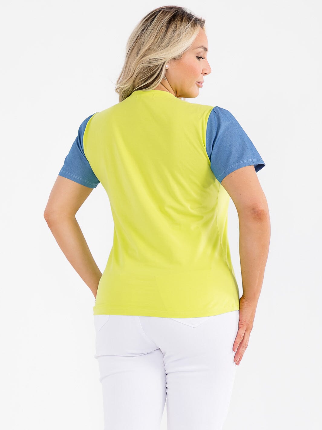 PLUS SIZE SHORT SLEEVE GRAPHIC FLOWER DETAILED TOP