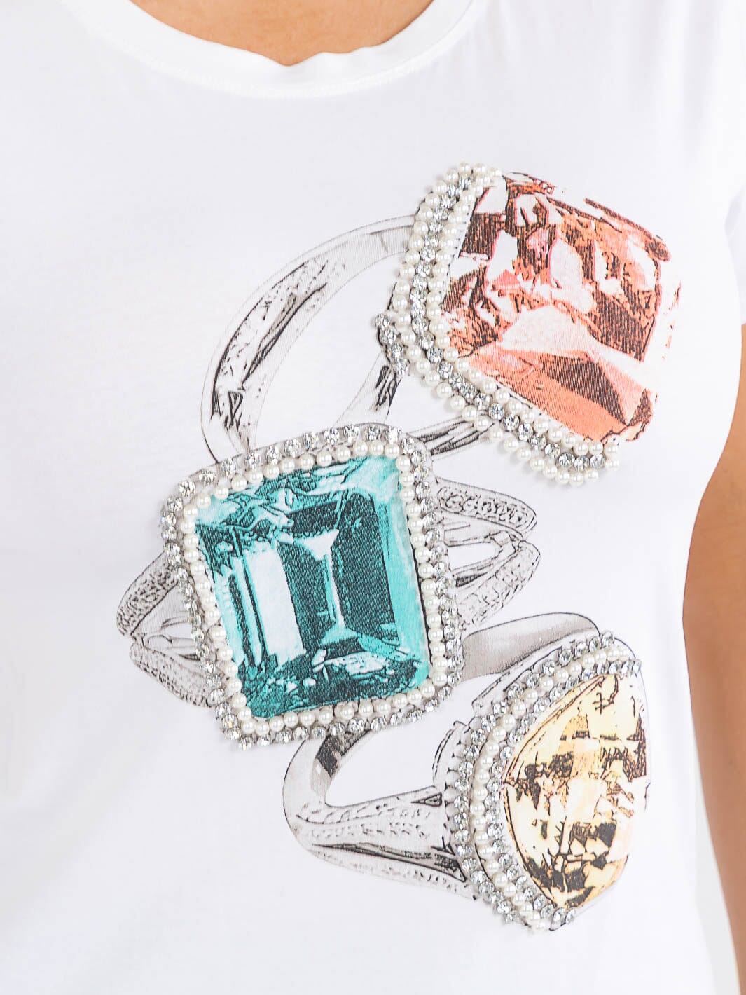 PLUS SIZE SHORT SLEEVE GRAPHIC PEARL DETAILED TOP