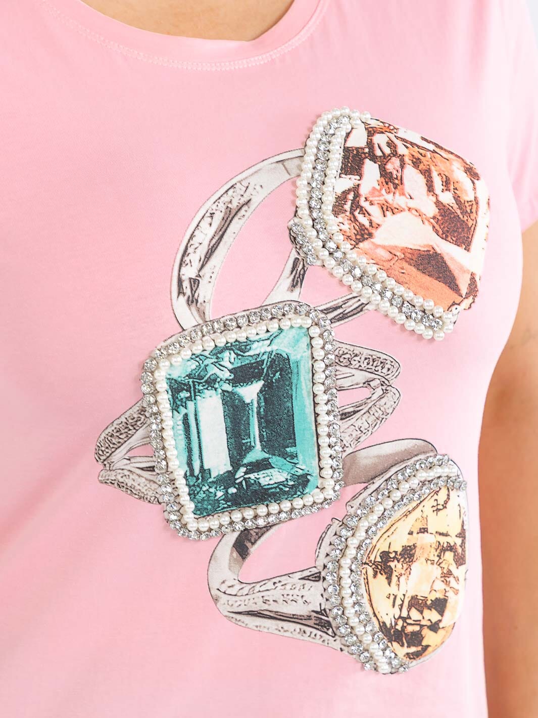 PLUS SIZE SHORT SLEEVE GRAPHIC PEARL DETAILED TOP