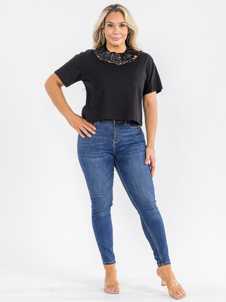 PLUS SIZE SHORT SLEEVE FLOWER NECK DETAILED BLOUSE