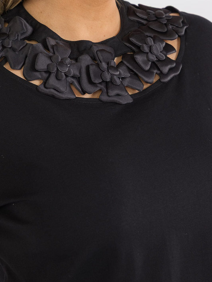 PLUS SIZE SHORT SLEEVE FLOWER NECK DETAILED BLOUSE