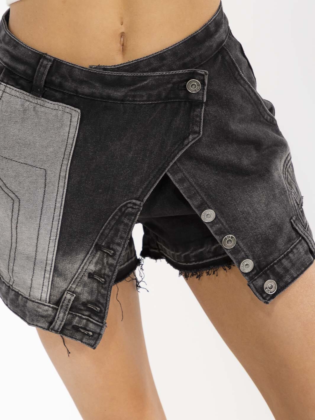 WOMEN'S BUTTON CLOSURE POCKETS WASHED DENIM MINI SKORT