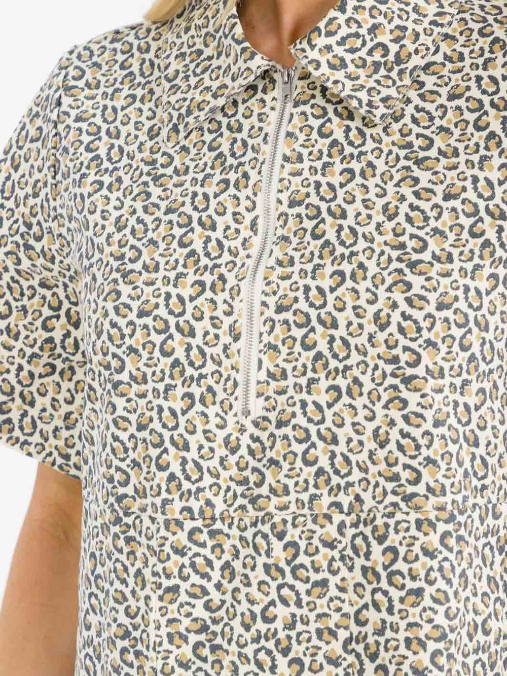 WOMEN'S SHORT SLEEVE ZIP UP FRONT POCKETS ANIMAL PRINT DENIM MINI DRESS