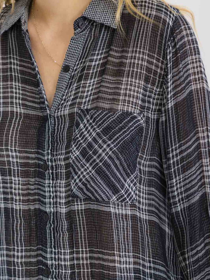 WOMEN'S LONG SLEEVE BUTTON UP FRONT POCKET PLAID SHIRT