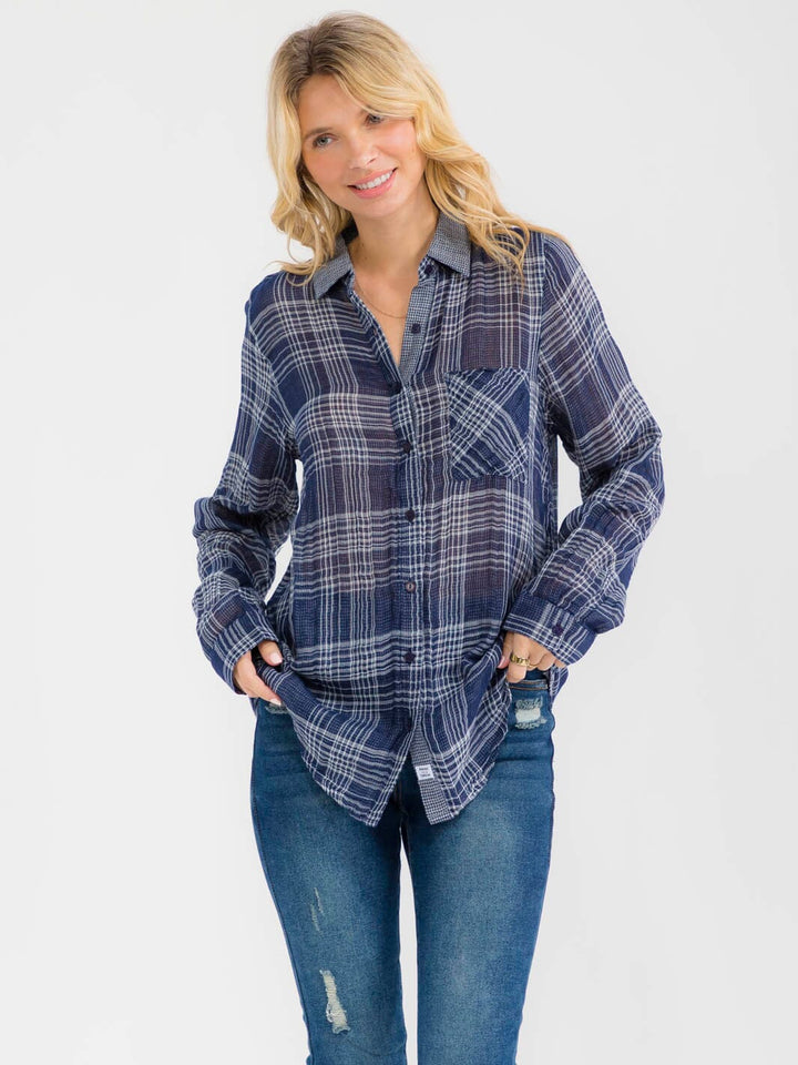 WOMEN'S LONG SLEEVE BUTTON UP FRONT POCKET PLAID SHIRT