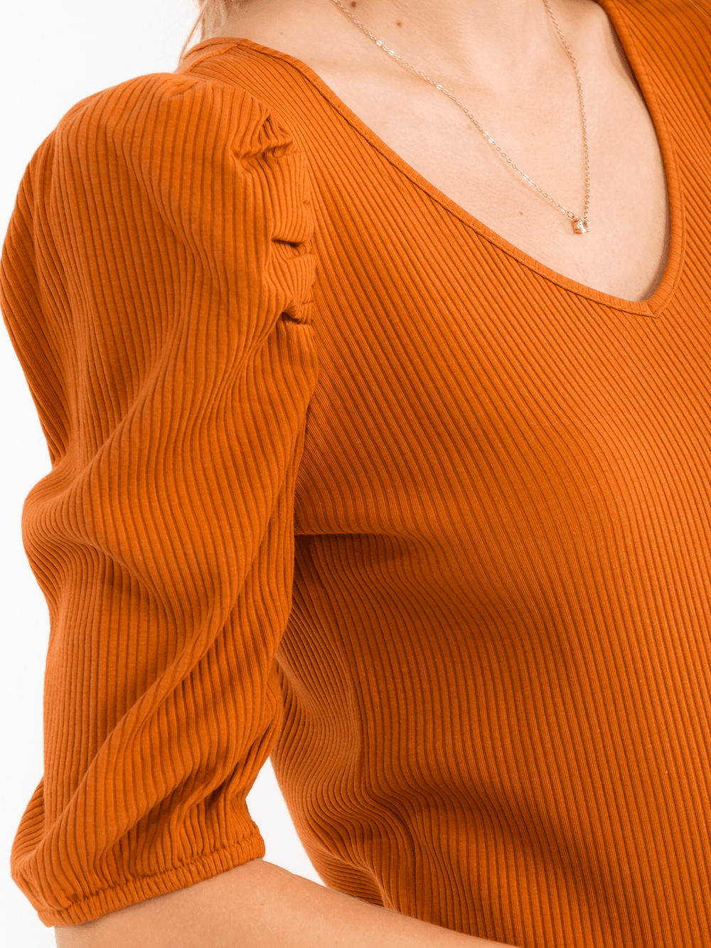 WOMEN'S SHORT PUFF SLEEVE V-NECK RIBBED BLOUSE