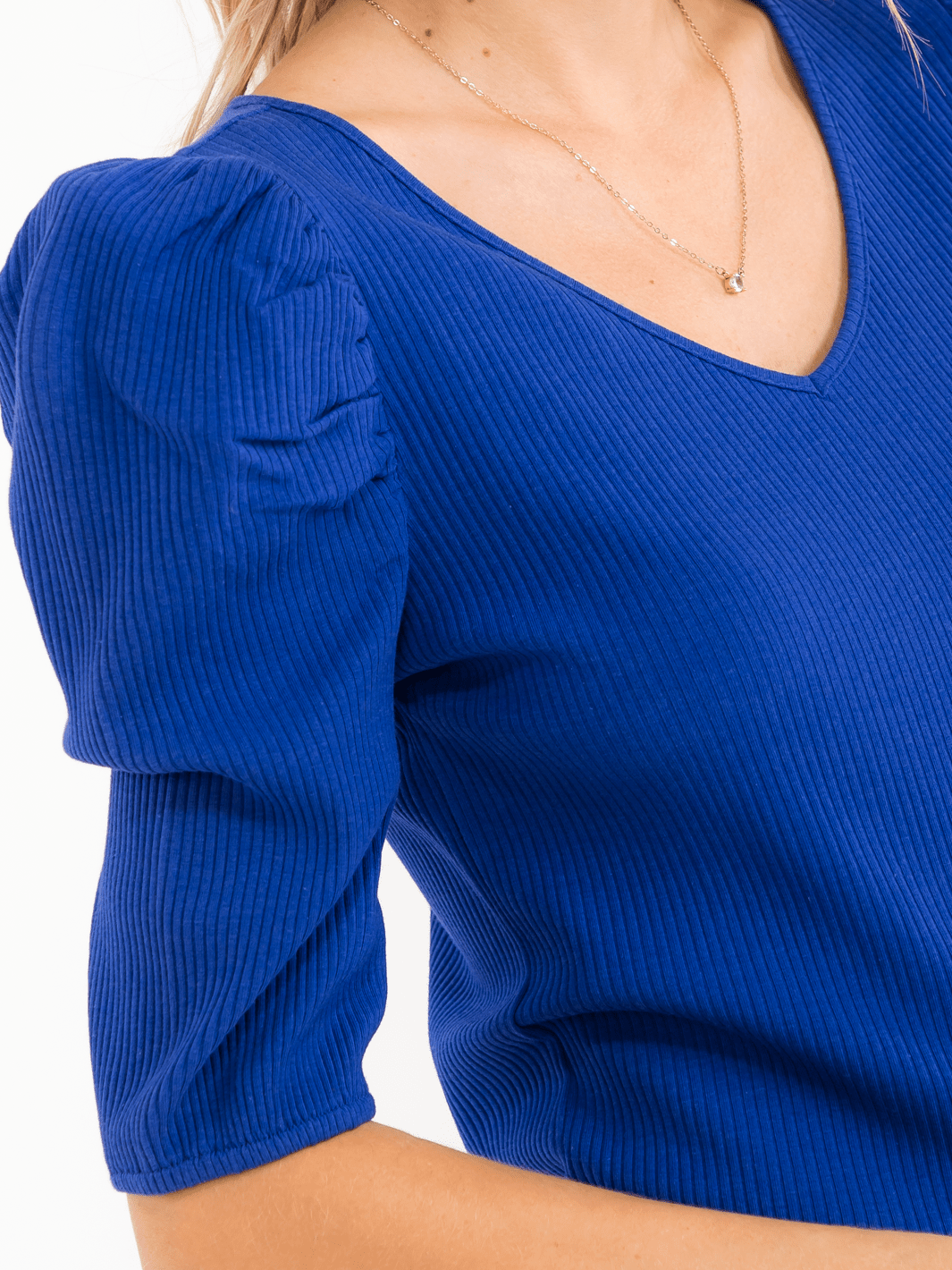 WOMEN'S SHORT PUFF SLEEVE V-NECK RIBBED BLOUSE