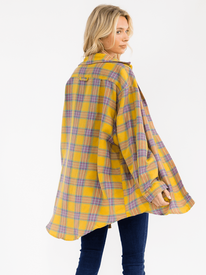 WOMEN'S LONG SLEEVE BUTTON UP FRONT POCKET PLAID OVERSIZED SHIRT