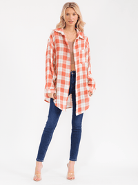 WOMEN'S LONG SLEEVE BUTTON UP FRONT POCKET PLAID OVERSIZED SHIRT