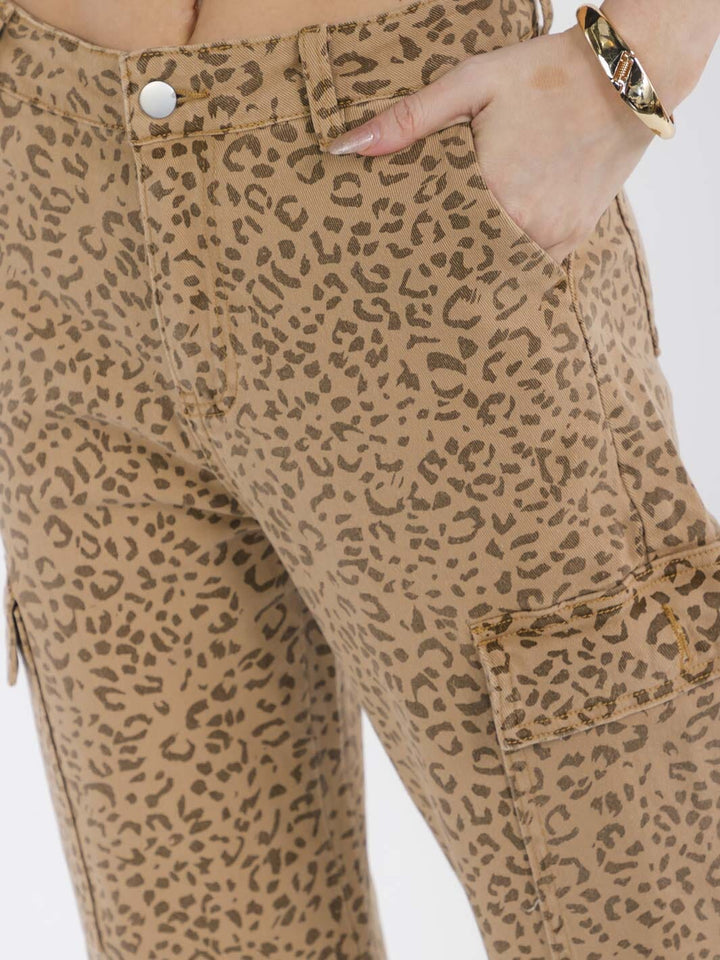 WOMEN'S BUTTON CLOSURE POCKETS ANIMAL PRINT WIDE LEG DENIM PANTS
