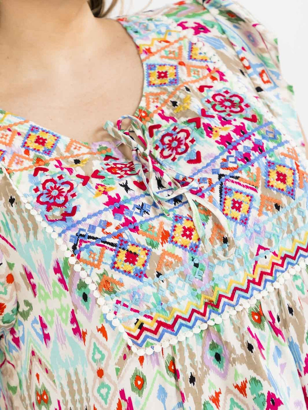 PLUS SIZE SHORT SLEEVE V-NECK EMBROIDERY MULTI PRINT BLOUSE
