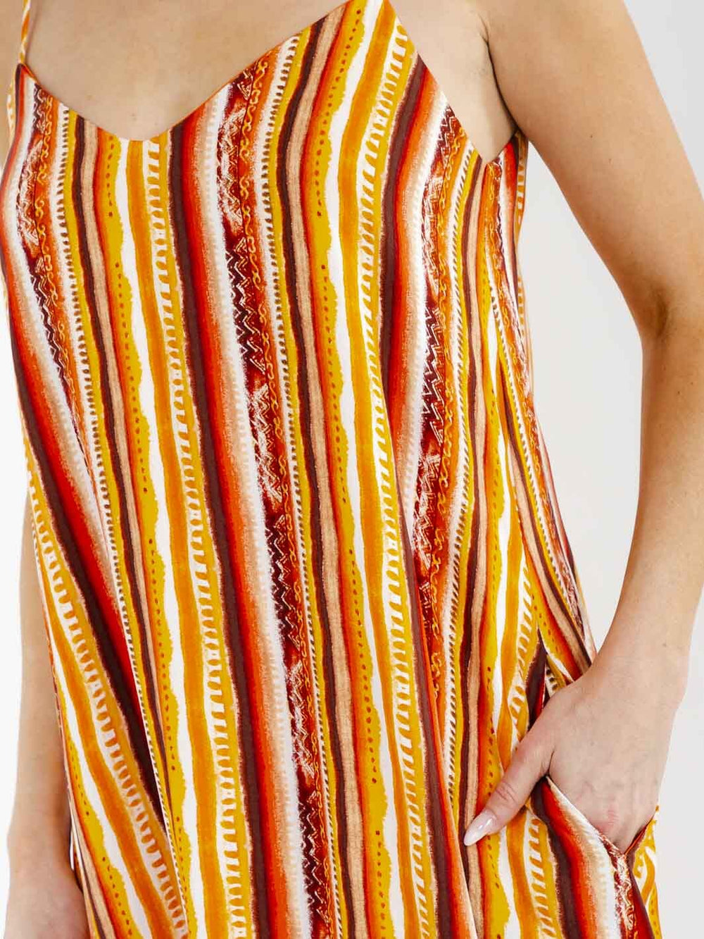 WOMEN'S SLEEVELESS FRONT POCKETS LOOSE FIT MULTI PRINT MAXI DRESS