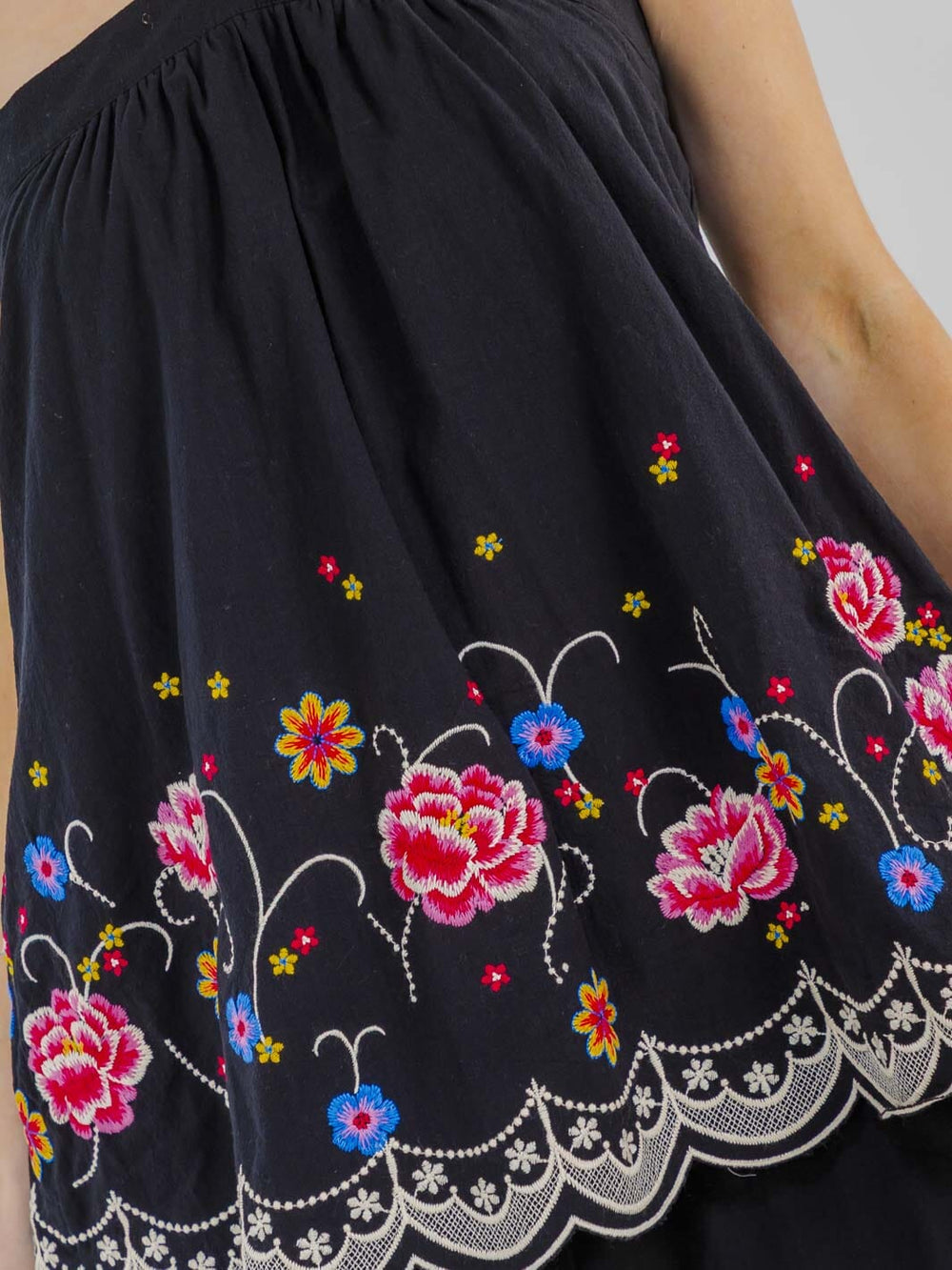 WOMEN'S SLEEVELESS HALTER NECK FLORAL EMBROIDERY TIERED MINI DRESS