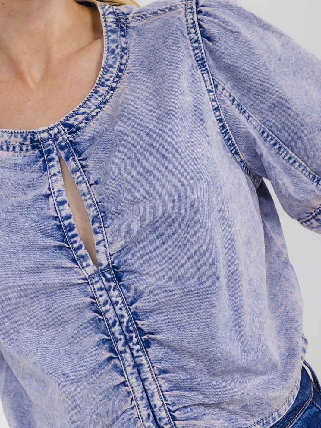 WOMEN'S SHORT SLEEVE FRONT KEY HOLE WASHED DENIM TOP