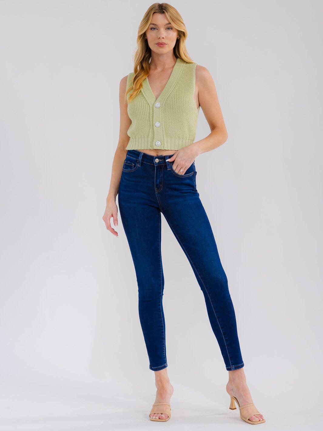 WOMEN'S SLEEVELESS BUTTON UP KNITTTED TOP