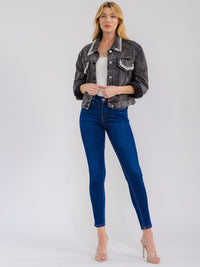 WOMEN'S LONG SLEEVE BUTTON CLOSURE PEARL DETAILED WASHED DENIM JACKET