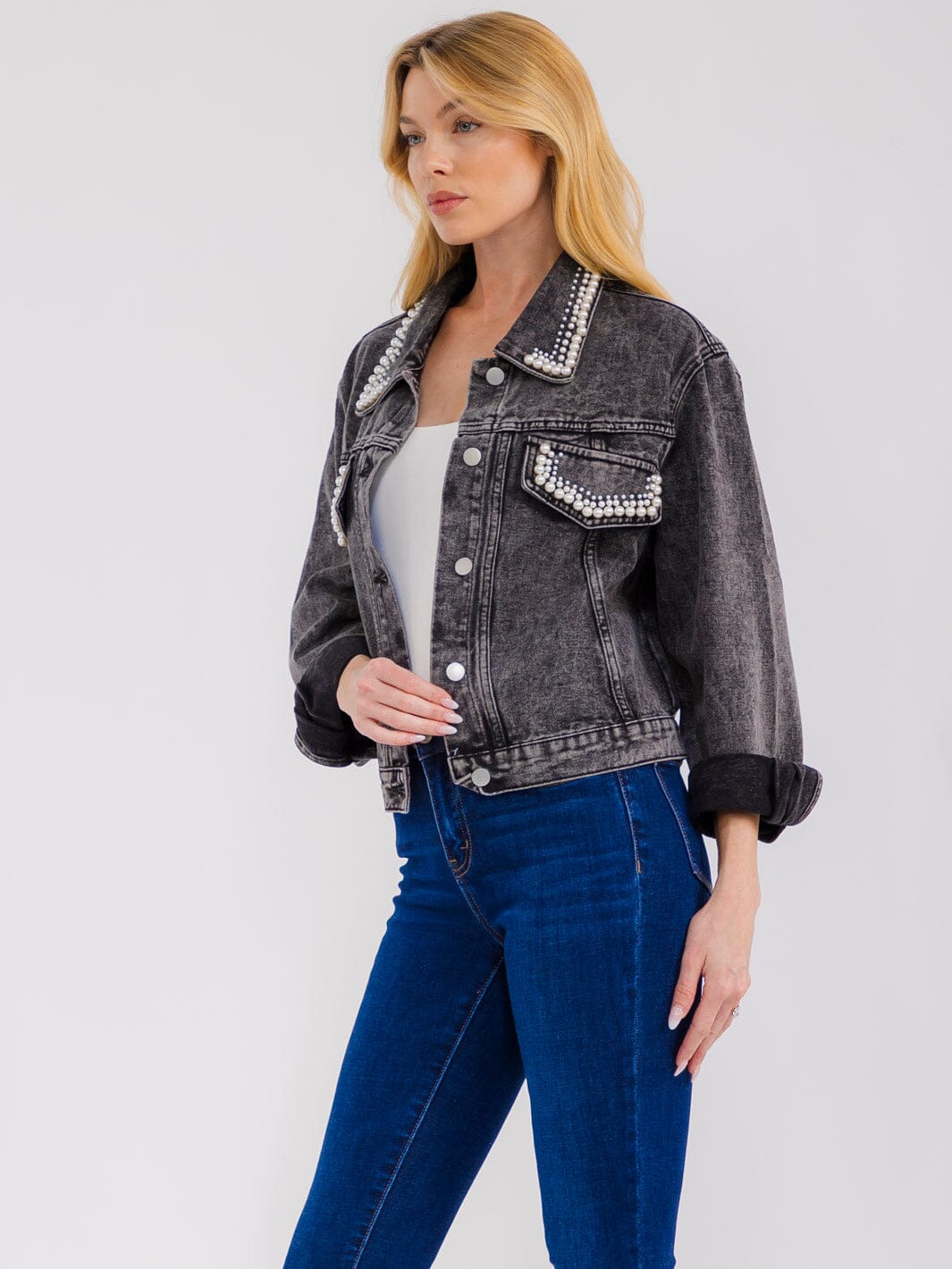 WOMEN'S LONG SLEEVE BUTTON CLOSURE PEARL DETAILED WASHED DENIM JACKET