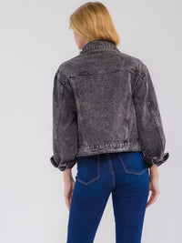 WOMEN'S LONG SLEEVE BUTTON CLOSURE PEARL DETAILED WASHED DENIM JACKET
