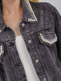 WOMEN'S LONG SLEEVE BUTTON CLOSURE PEARL DETAILED WASHED DENIM JACKET