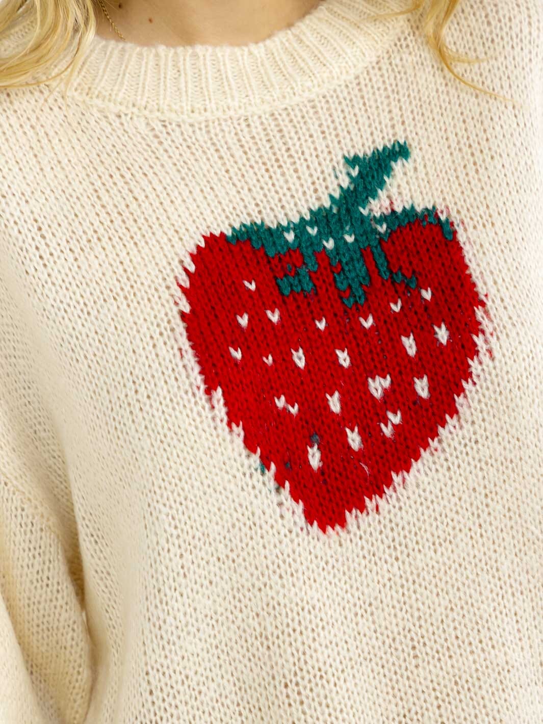 WOMEN'S LONG SLEEVE STRAWBERRY DETAILED PULLOVER SWEATER