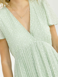 WOMEN'S SHORT SLEEVE V-NECK DETAILED PLEATED MAXI DRESS