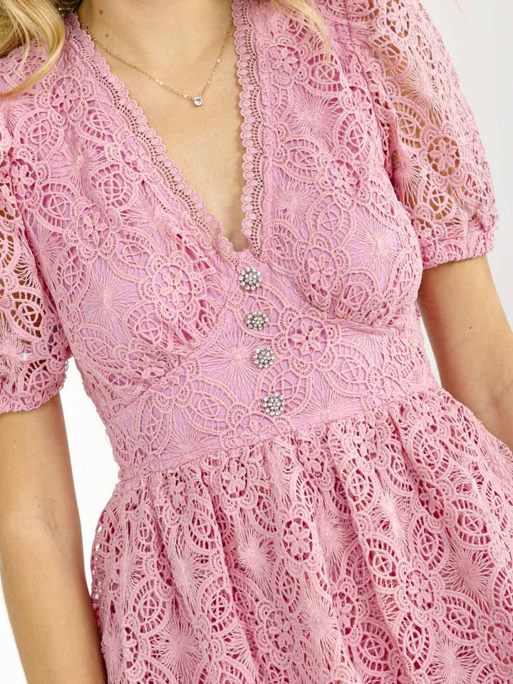 WOMEN'S SHORT SLEEVE V-NECK TIERED RUFFLE CROCHET MINI DRESS