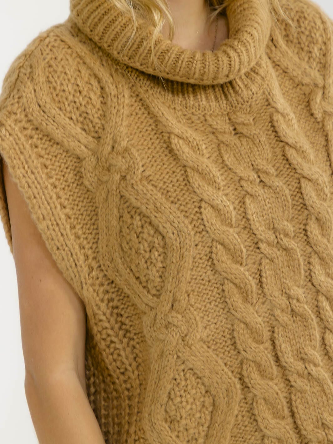 WOMEN'S SLEEVELESS TURTLE NECK CABLE KNIT PULLOVER SWEATER TOP