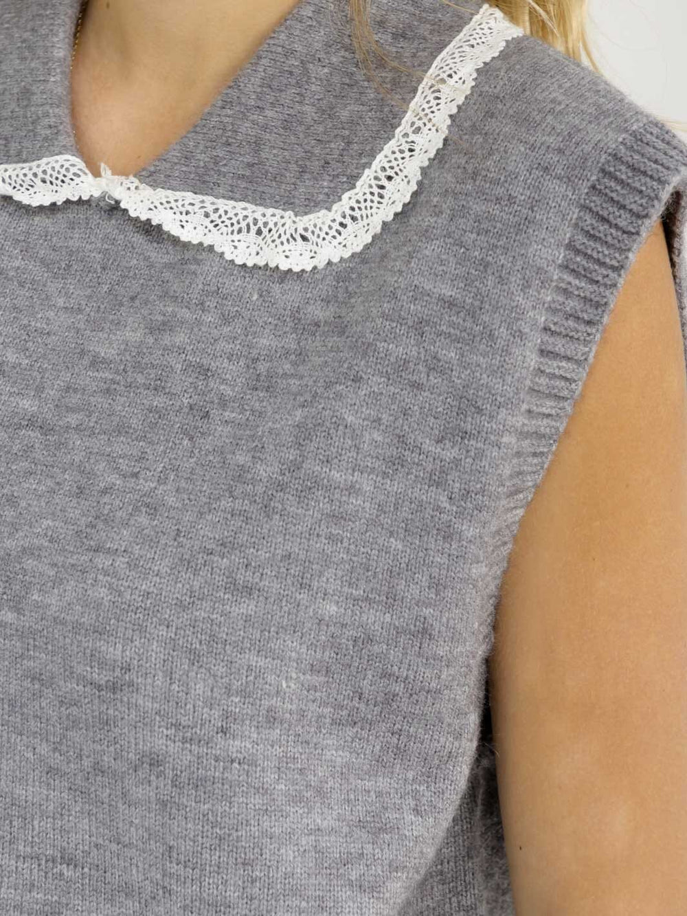 WOMEN'S SLEEVELESS V-NECK COLLAR TRIM DETAILED SWEATER TOP
