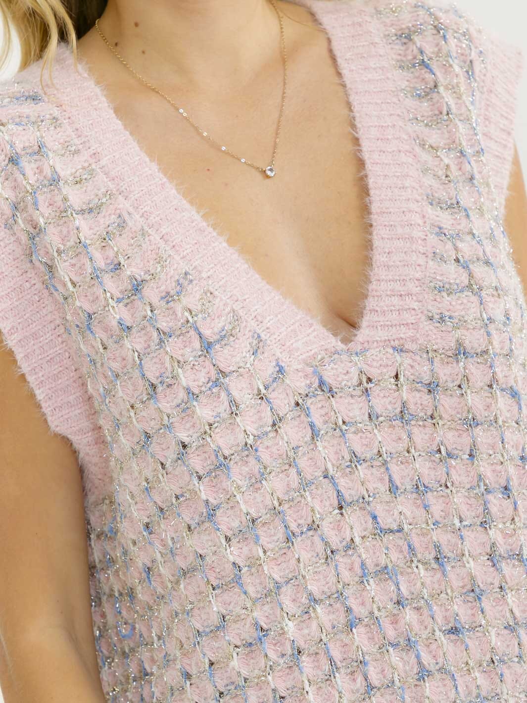 WOMEN'S SLEEVELESS V-NECK SHIMMER SWEATER TOP