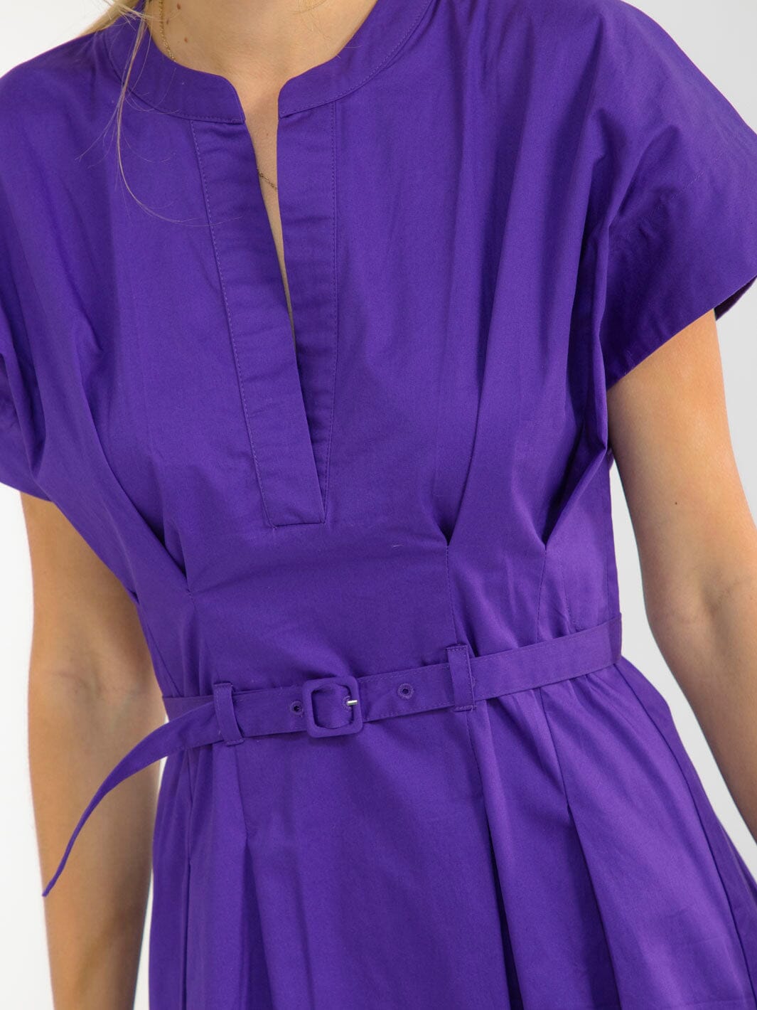 WOMEN'S SHORT SLEEVE V-NECK BELTED MINI DRESS