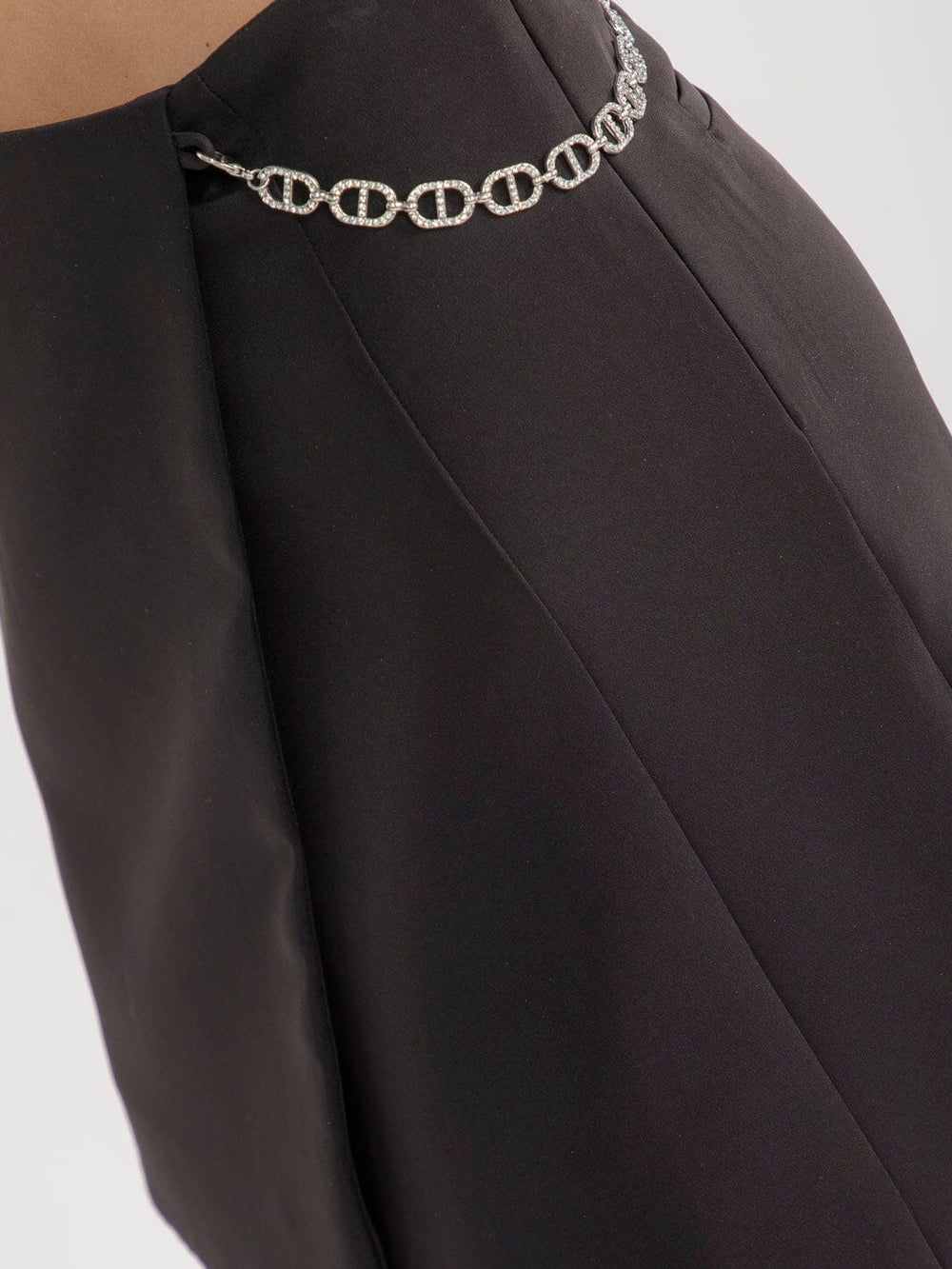 WOMEN'S ZIP UP SURPLICE CHAIN DETAILED MINI SKIRT