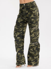WOMEN'S BUTTON CLOSURE CARGO POCKET WIDE LEG CAMO PRINT DENIM PANTS