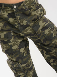 WOMEN'S BUTTON CLOSURE CARGO POCKET WIDE LEG CAMO PRINT DENIM PANTS