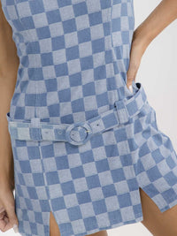 WOMEN'S SLEEVELESS SQUARE NECK BELTED CHEKERS TWO TONE STRETCH DENIM MINI DRESS