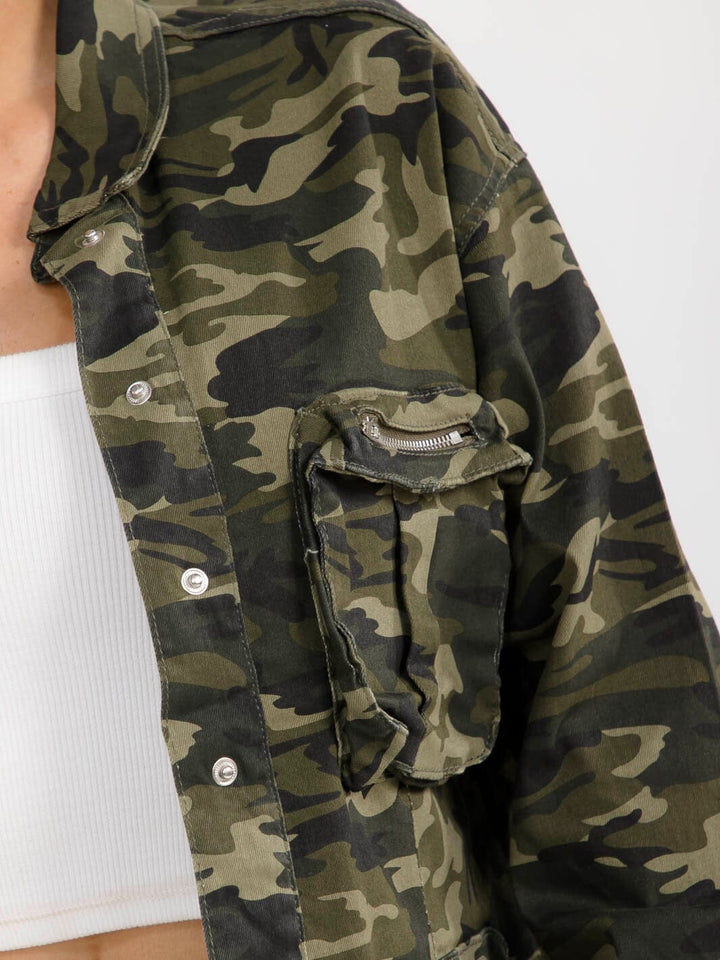 WOMEN'S LONG SLEEVE BUTTON CLOSURE POCKETS CAMO PRINT DENIM JACKET