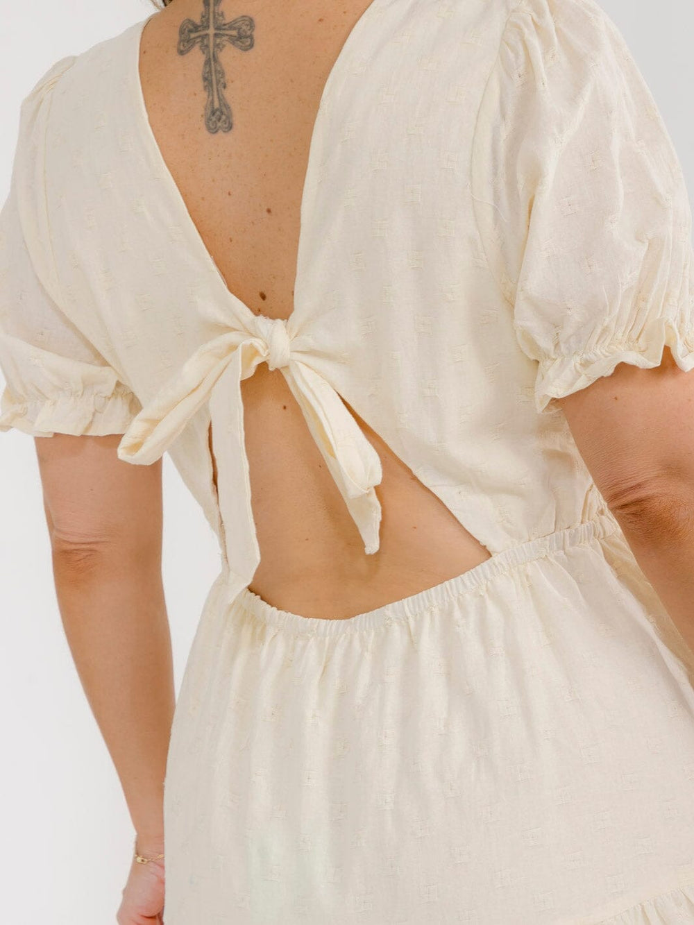 PLUS SIZE SHORT SLEEVE OPEN BACK SQUARE NECK FRONT POCKETS SMOCK MINI DRESS