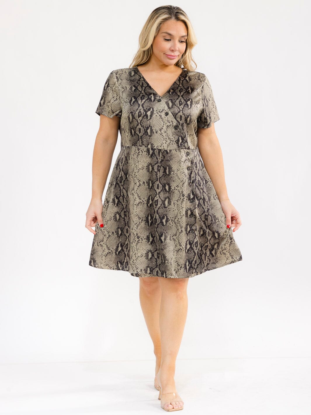 PLUS SIZE SHORT SLEEVE V-NECK ANIMAL PRINT WRAP MINI DRESS