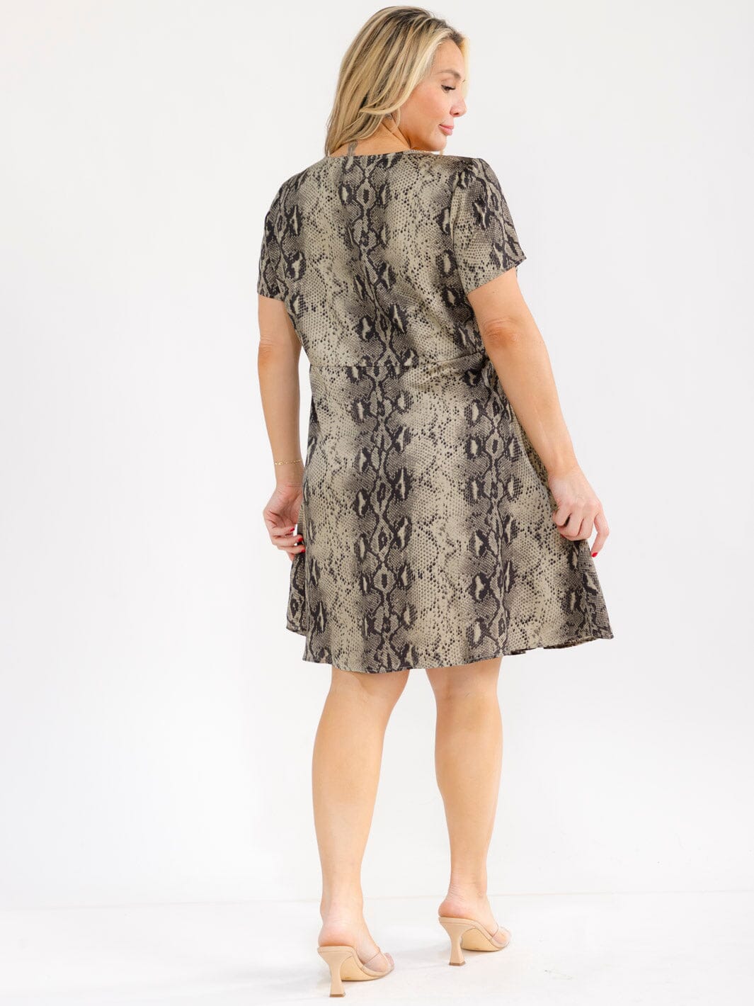 PLUS SIZE SHORT SLEEVE V-NECK ANIMAL PRINT WRAP MINI DRESS
