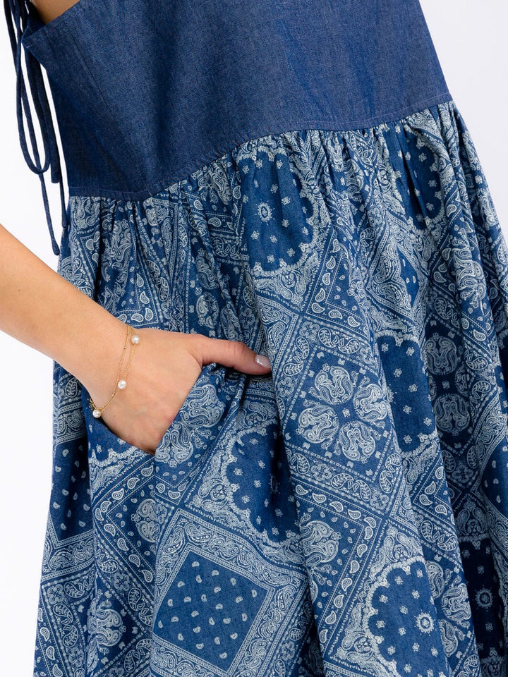 WOMEN'S SLEEVELESS FRONT POCKETS PRINT DENIM CONTRAST MINI DRESS