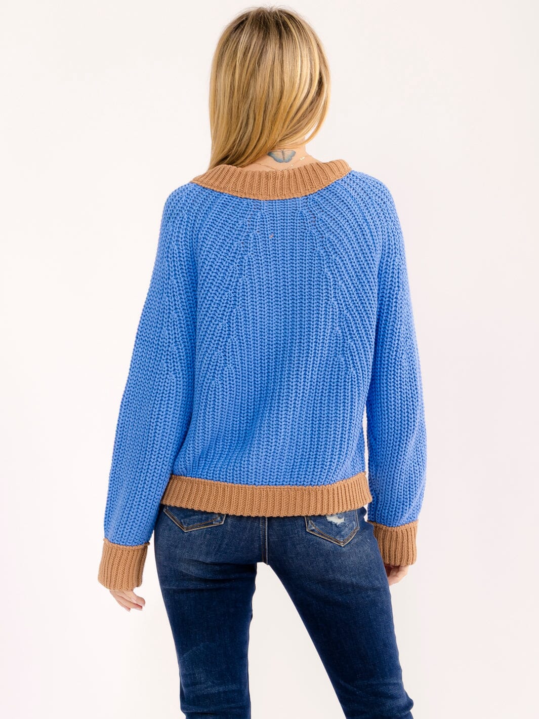 WOMEN'S LONG SLEEVE V-NECK BUTTON CLOSURE FRONT POCKETS COLORBLOCK SWEATER