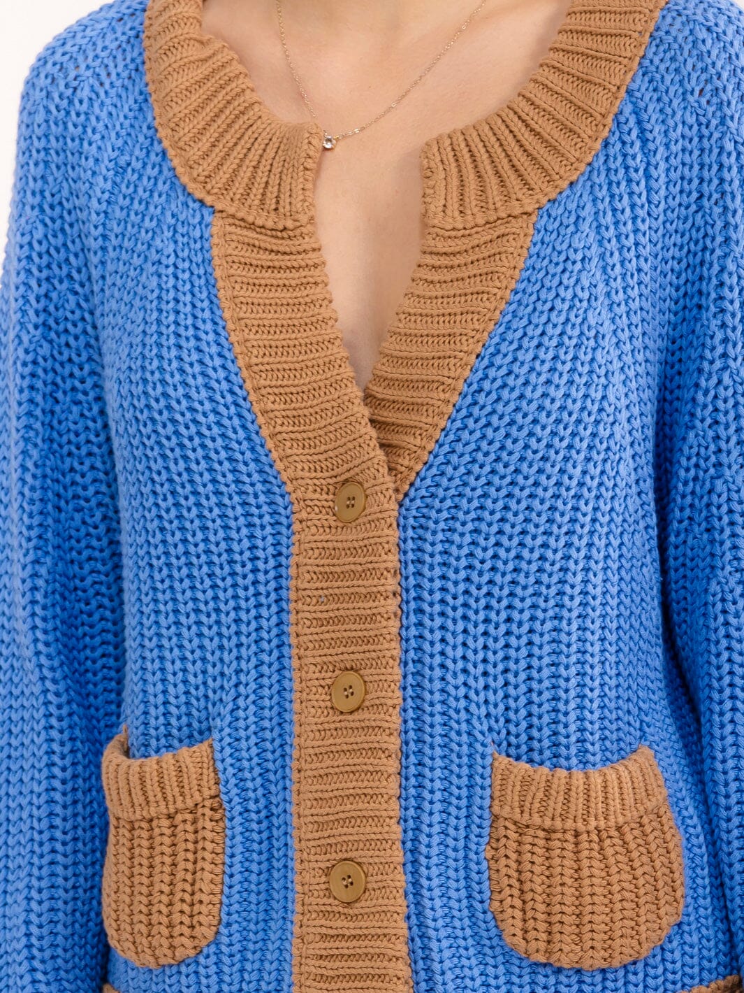 WOMEN'S LONG SLEEVE V-NECK BUTTON CLOSURE FRONT POCKETS COLORBLOCK SWEATER