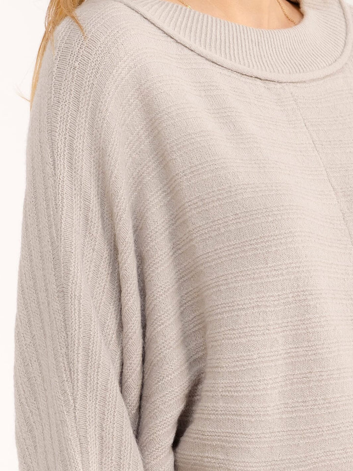 WOMEN'S LONG SLEEVE SOLID PULLOVER SWEATER