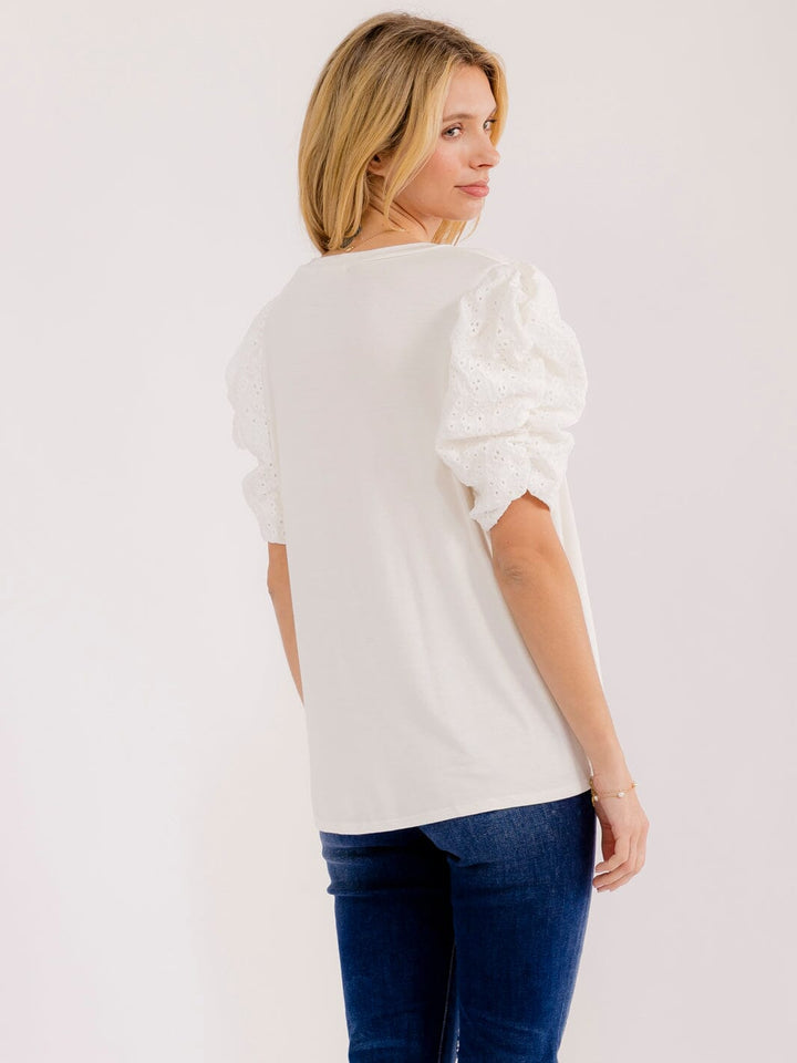 WOMEN'S SHORT PUFF SLEEVES EYELT DETAILED BLOUSE