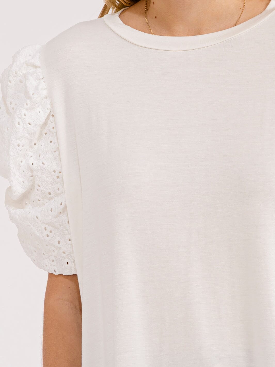 WOMEN'S SHORT PUFF SLEEVES EYELT DETAILED BLOUSE