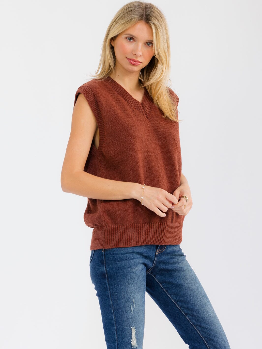 WOMEN'S SLEEVELESS V-NECK SWEATER VEST