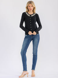 WOMEN'S LONG SLEEVE BUTTON CLOSURE RIBBED PEARL DETAILED SWEATER
