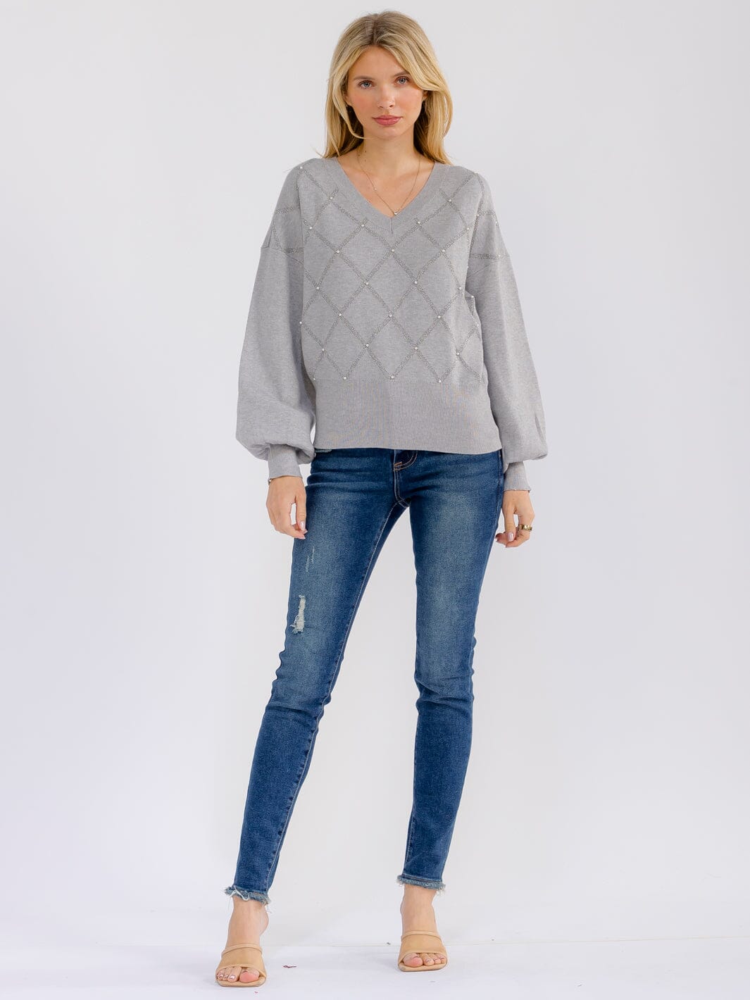 WOMEN'S LONG SLEEVE V-NECK PEARL DETAILED PULLOVER SWEATER